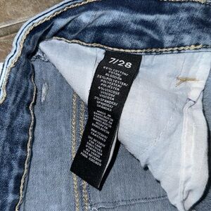 The Icon Short from Kendall+Kylie. Size 7. Ripped, Denim. Blue.